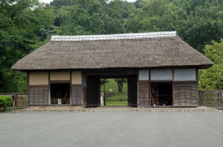 中庭より見た長屋門