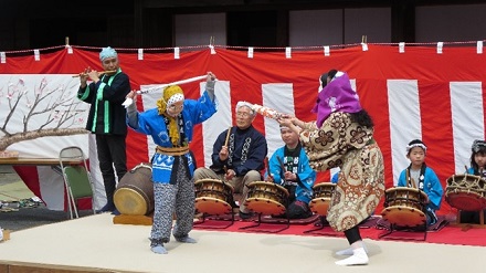 イベントでは舞台なども作り踊りなども行います