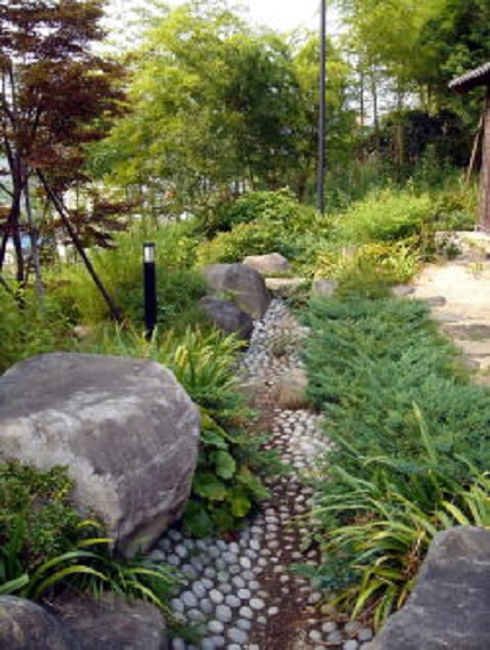 日本庭園の河溝